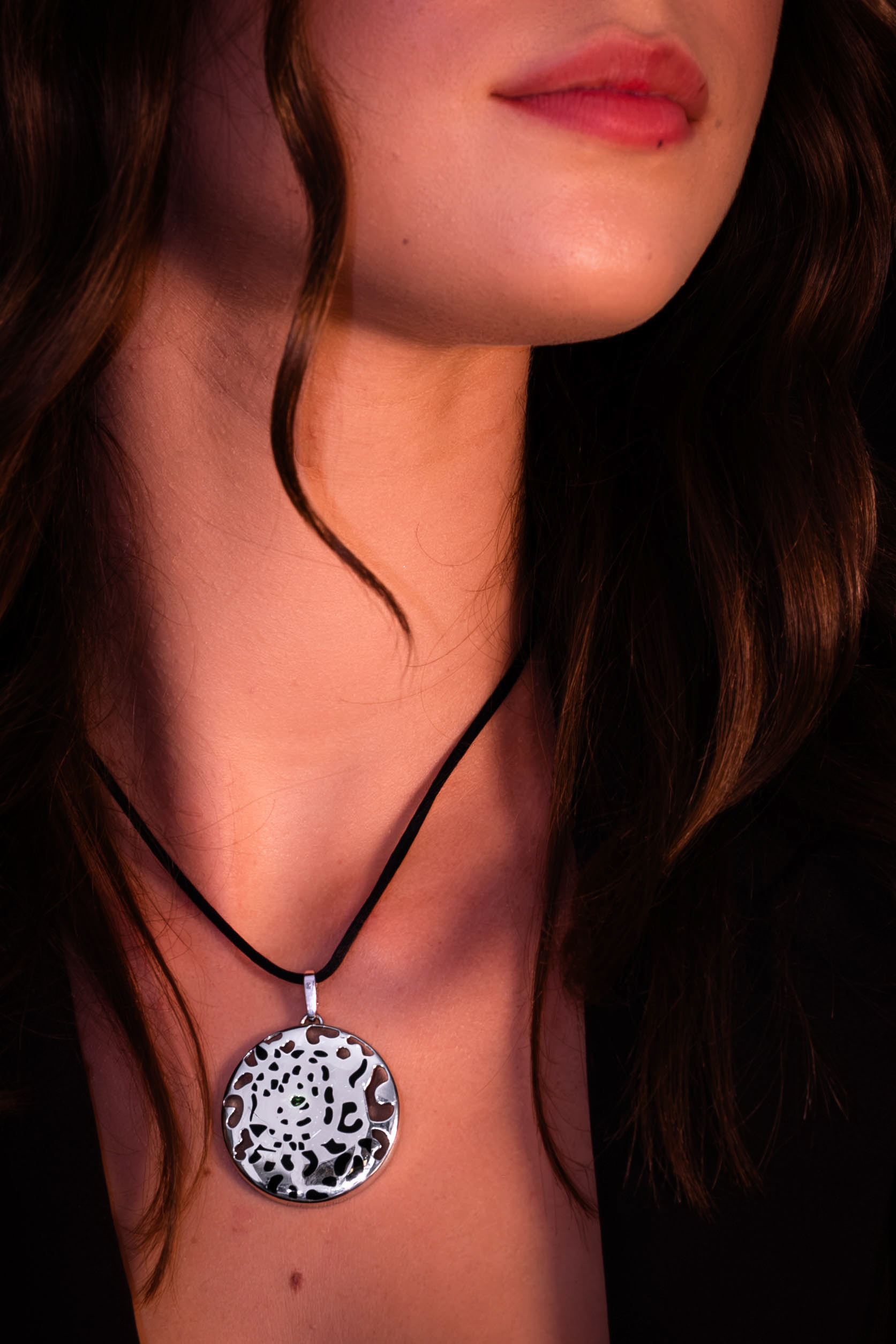 Pendentif « Panthère » – Médaillon Ajouré en Or Blanc, Laque Noire et Tsavorite – Image 2