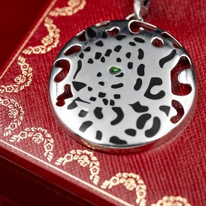 Pendentif « Panthère » – Médaillon Ajouré en Or Blanc, Laque Noire et Tsavorite