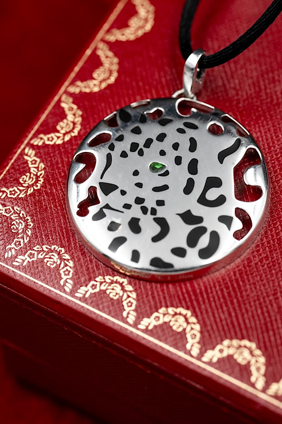 Pendentif « Panthère » – Médaillon Ajouré en Or Blanc, Laque Noire et Tsavorite